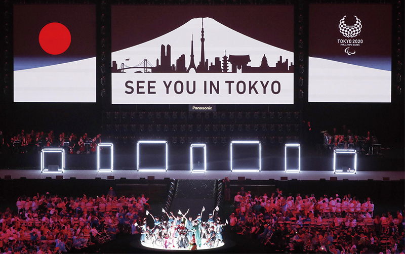 リオ2016大会閉会式の東京2020フラッグハンドオーバーセレモニー