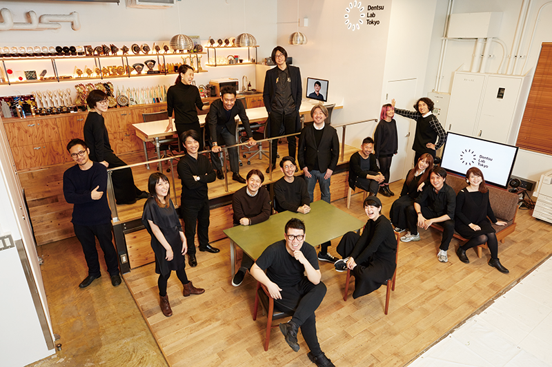 Dentsu Lab Tokyoのメンバーたちと
