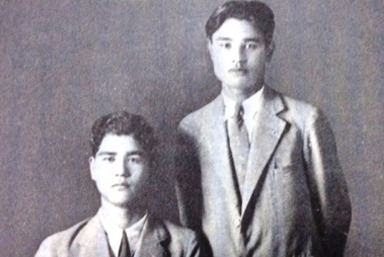 1930年、時事新報盛岡支社で見習い記者時代(右)