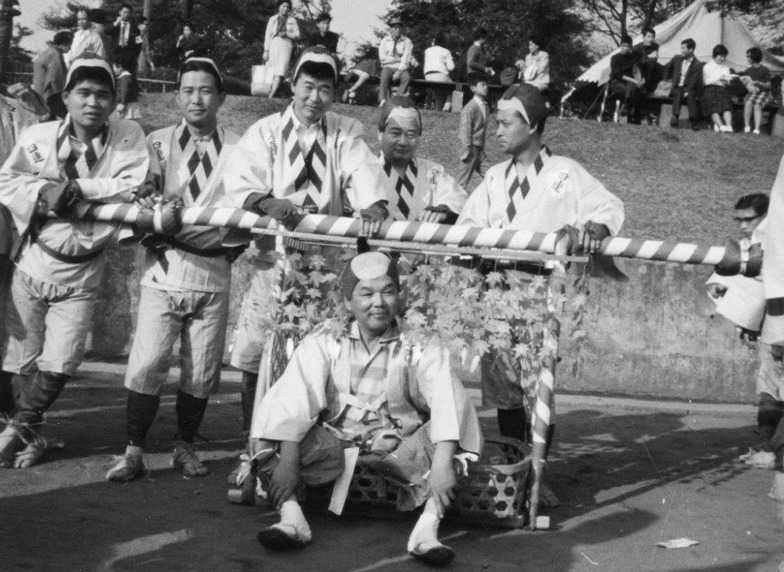 昭和40年頃の秋の全社運動会。大竹局長を乗せて駕籠かきレース