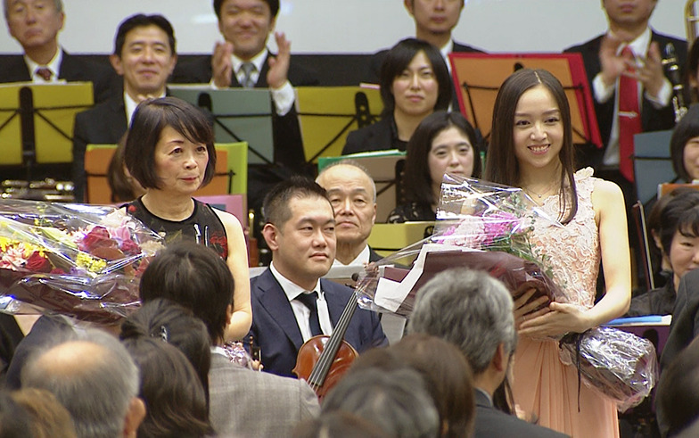 終演後の中澤きみ子さん(左)と宮本笑里さん
