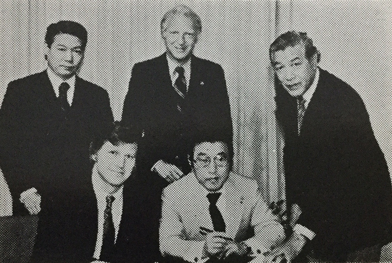 LAOOCと調印。前列中央が服部。右がジミー・福崎