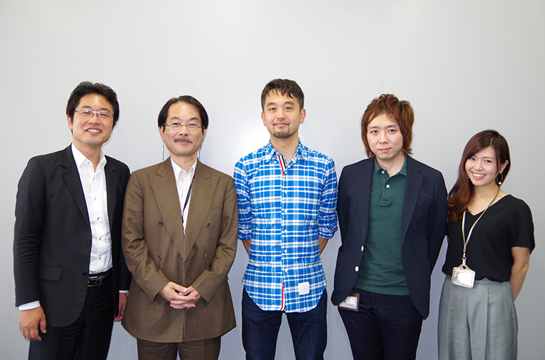 ドミニク・チェンさん(中央)と、左から電通総研メディアイノベーション研究部の美和晃、北原利行、天野彬、設樂麻里子