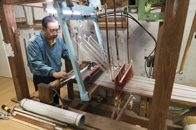 絹糸の染め残す部分をマスキングする締機(しめばた)