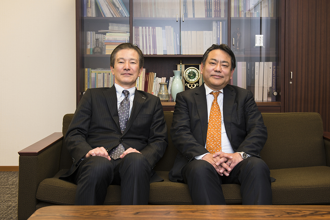 立教大准教授 砂川浩慶氏(右)と電通総研 奥律哉氏