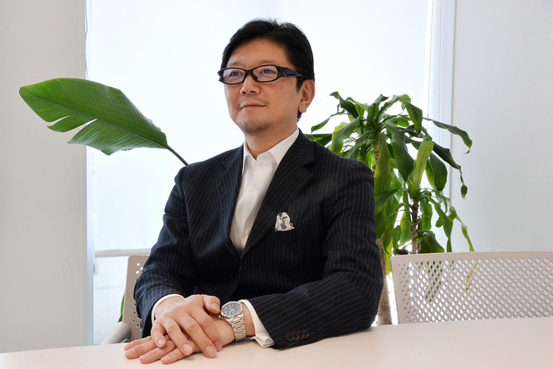 穏やかで紳士的な雰囲気の笠松事務局長 #白シャツ #第2ボタンまで開けている