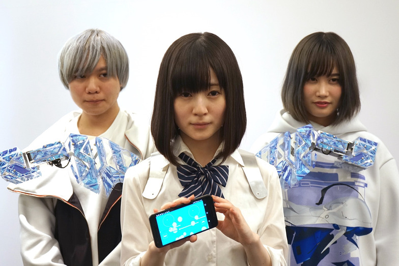きゅんくん(右)とグラフィックデザイナーRei Nakanishiさん(左)、METCALF clioneを装着したコスプレイヤーの近衛りこさん