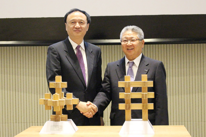 20周年記念トロフィーを相互に贈呈し合う電通中本副社長(右)と中国教育部の許司長(左)