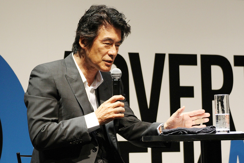 真剣なまなざしで語りかける岡さん。#渋い