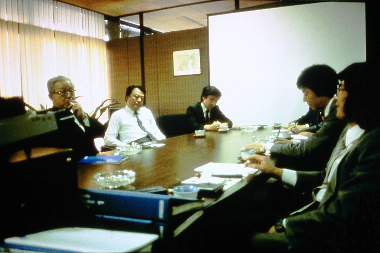 真藤総裁への報告。右から中西元男、三森重道、二人おいて真藤恒氏