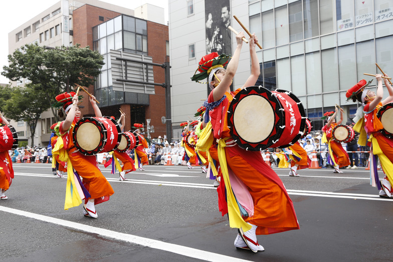 踊り手、笛、太鼓、囃子の150人が参加した「盛岡さんさ踊り」