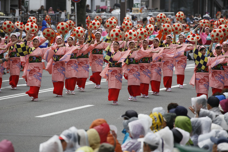 ヤッショ、マカショの掛け声とともにあでやかな踊りを披露した「山形花笠まつり」