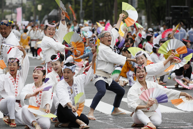 はじける笑顔を振りまく「仙台七夕まつり」（すずめ踊り）の踊り手