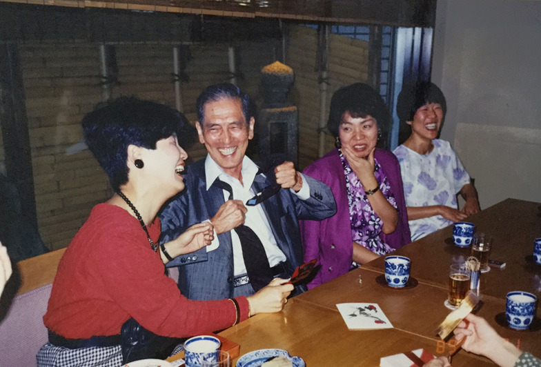 役員就任を経理局の女性社員に祝われる