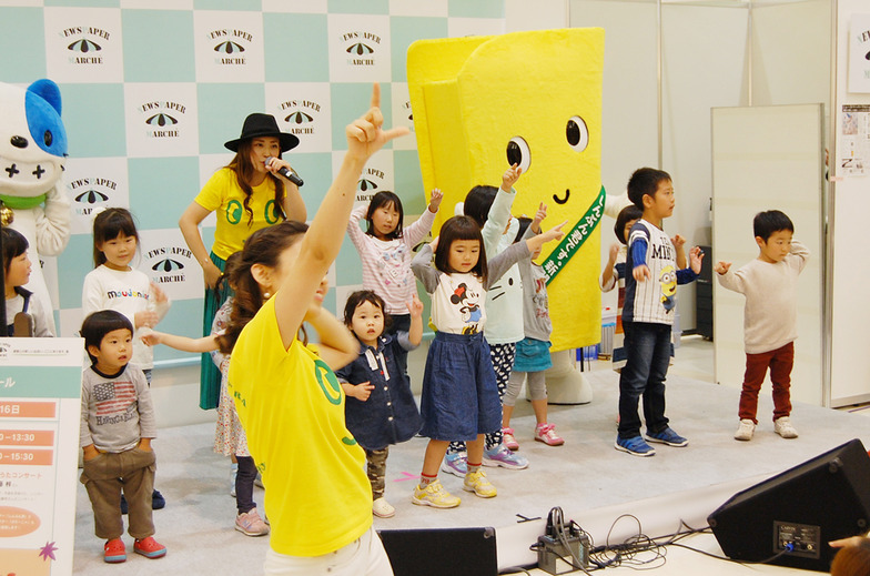 シンガー・ソングライターの佐藤梓さんによる「しんぶんのうた」コンサート