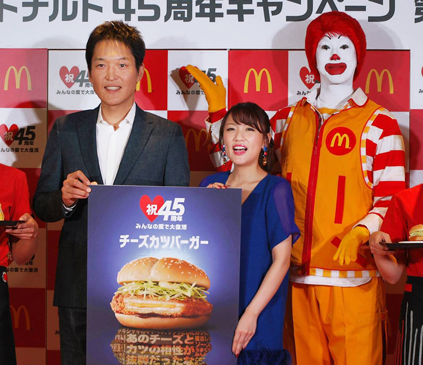 千原ジュニアさん(左)と高橋みなみさん(中央)