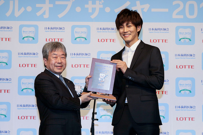 日本歯科医師会の堀会長(左)と松坂さん(右)