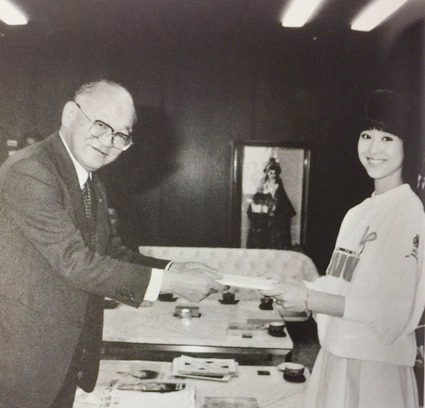 世界コミュニケーション年の切手デザインコンクールで田丸秀治社長と松田聖子さん