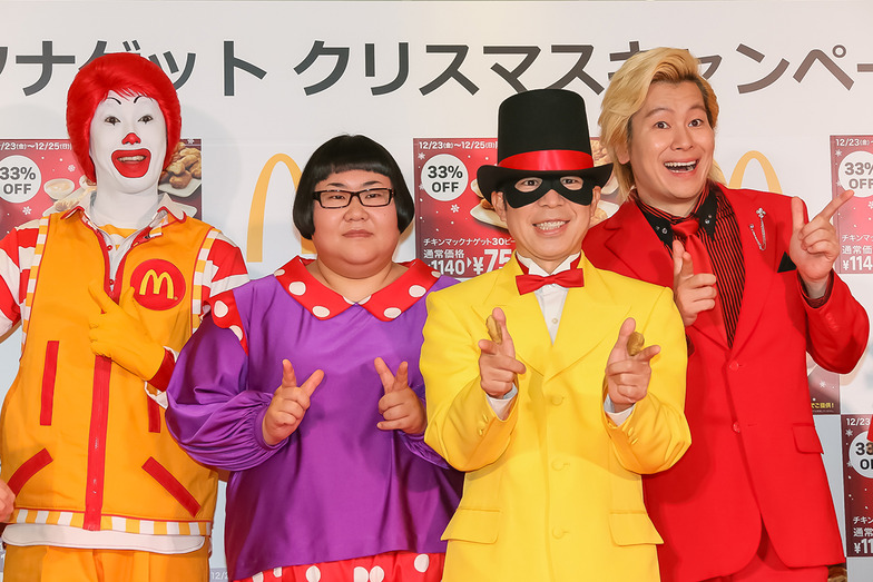 「ナゲッツ!」ポーズを決める怪盗ナゲッツとメイプル超合金