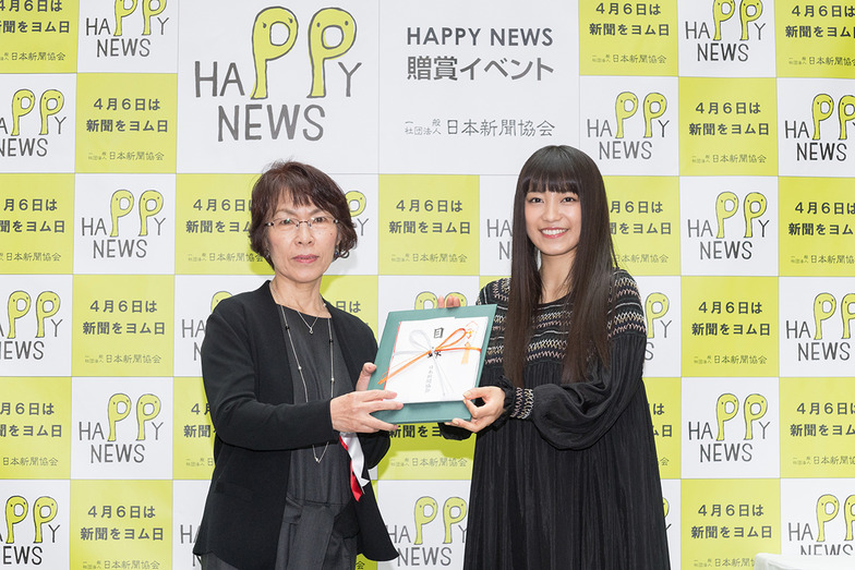 大賞を受賞した広島市の財満純子さん(左)と、ゲスト審査員を務めたシンガー・ソングライターのmiwaさん(右)。