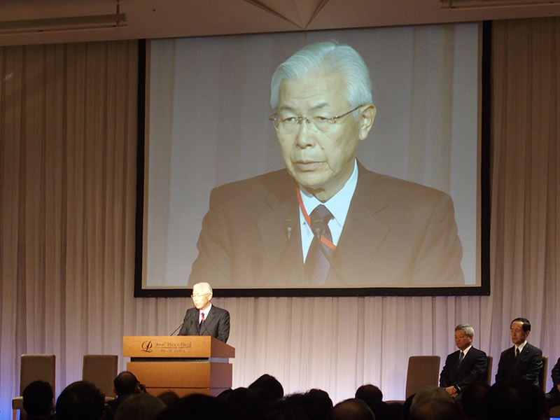 あいさつする白石会長