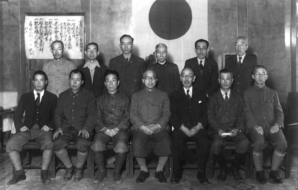 昭和20年6月に開催された電通創立45周年記念式典に出席した吉田秀雄 (後列左から3人目)