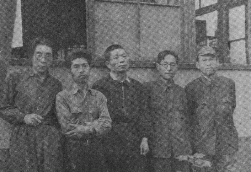 「まるで敗残兵だ」といわれた写真。左から、山名文夫、今泉武治、花森安治、新井、栗田次郎