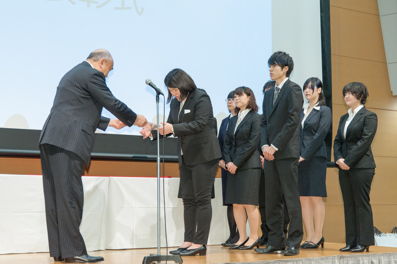 狩野専務理事から賞を受ける日本大 「誰かの一食」制作メンバー