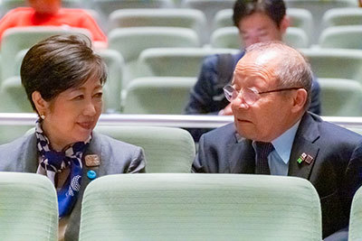 小池百合子都知事も視察 右:JWA 三宅義行会長