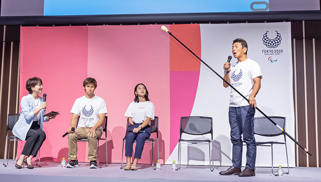 東京2020パラリンピック観戦チケット 受け付け開始イベント タッピング棒を持つ上田さん