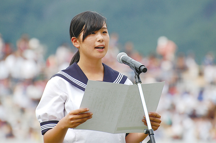 2018年のスタジアムオープニングイベントで宣言する洞口留伊さん。W杯本番時も、独自の活動を企画しているという