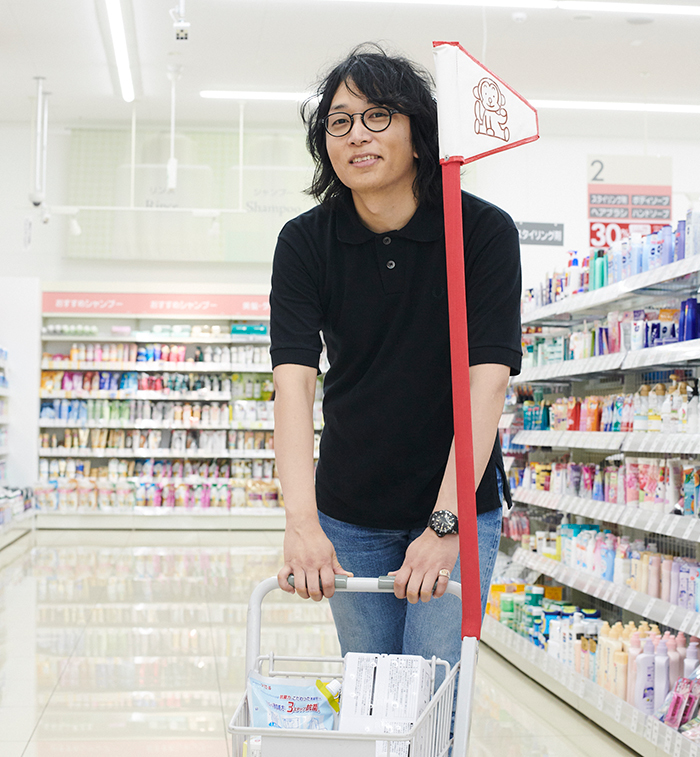 朱喜哲氏(サッポロドラッグストアー店内)