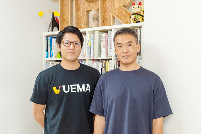 上間フードアンドライフ社長・上間喜壽氏(写真左)と電通 CDC・武藤新二氏(同右)。 「商品の9割は親の代から変えていないとのこと。『らしさ』を追求しながら成長する上間氏の次の一手、そして未来に目が離せません」(武藤)