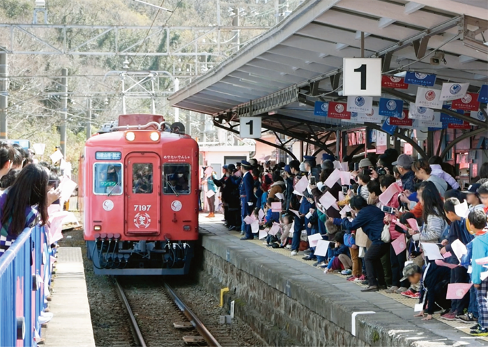 屋外・交通広告部門 南海電気鉄道「世界初!?で超めでたい!電車の夫婦にこどもが誕生」