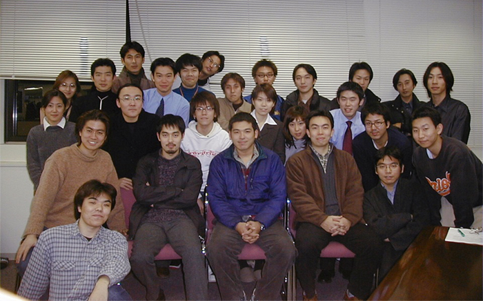前列中央が宇佐美氏(当時)。インターネットが黎明期だった1990年代に起業家人生をスタートした。のちに東証1部上場を成し遂げることになるが、それはまだ先のお話。