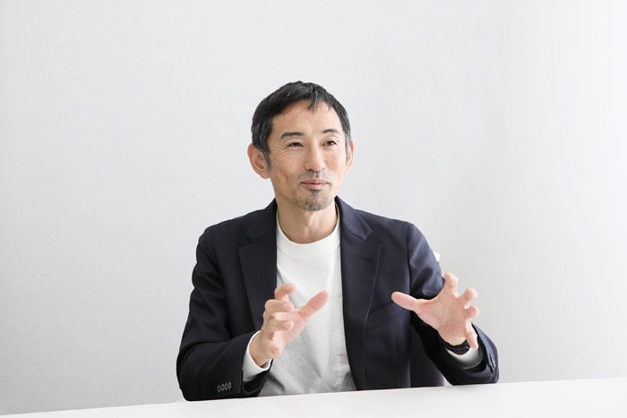 インタビューを受ける為末さん(引き)