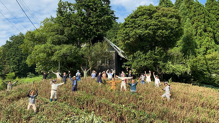 14年前、奈良市東部山間地、田原地区で撮影しカンヌ映画祭でグランプリをいただいた『殯の森』(もがりのもり)は、美しい茶畑がもうひとつの主人公でした。さて…担い手がおらず、あの美しい茶畑の風景が失われていたところに、有志が集まり手入れをしました!チームワークで成し遂げた半端ない達成感!!