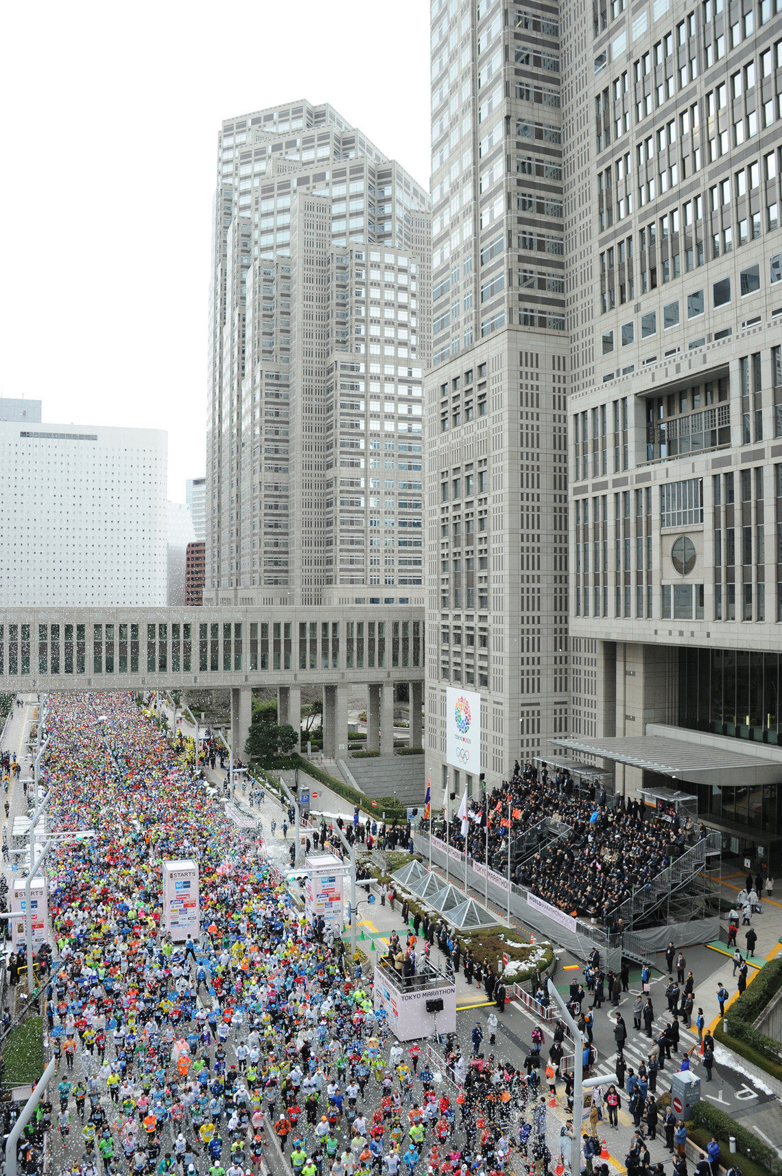 2都庁前スタートするランナー達