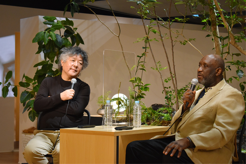 対談中のサコ氏と茂木氏