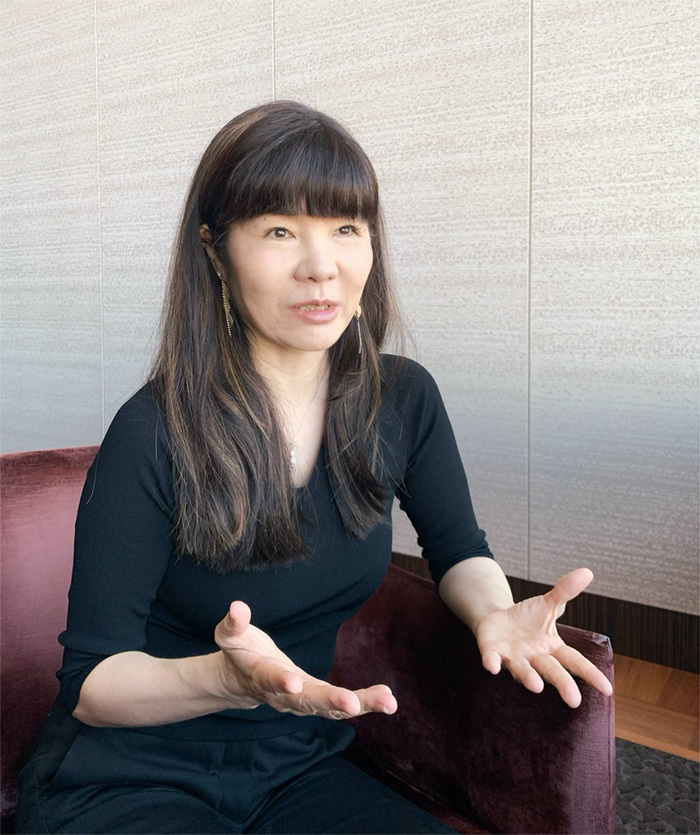 岡本純子氏:元読売新聞記者。記者時代にイギリス・ケンブリッジ大学院へ留学。米MIT客員研究員を経て、電通PRへ入社。アメリカでの研究を通じて、コミュニケーションのメカニズムを学ぶ。現在の肩書きは、「コミュニケーション戦略研究家」「エグゼクティブ・スピーチコーチ」。コンセプトやメッセージづくり、話し方の指導まで、社長やエクゼクティブのコミュニケーションをフルサポート。「アイドルなら秋元康」「社長なら岡本純子」を目指す「社長プロデューサー」でもある。これまでに、1000人を超える日本のトップ企業経営者・幹部に話し方を指導。その内容が、高く評価されている。近著に12万部のベストセラーになっている「世界最高の話し方」がある。http://www.glocomm.co.jp/