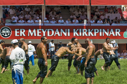 オイルまみれの中で戦う屈強な男たち Photo by Izzet Keribar / Getty Images