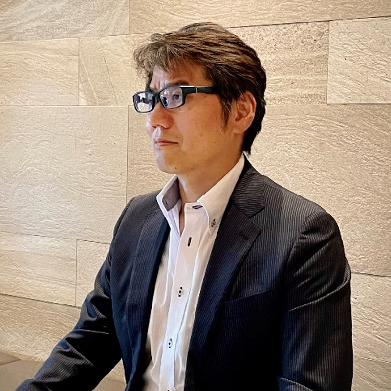 平賀真樹氏:コニック・ソリューション支援室 トヨタ・コニック・プロ株式会社出向。 1995年神戸大学卒業後、電通入社。シニア・ビジネス・プロデューサー。 主に営業部門において国内及び海外で自動車関連ブランドを担当。個別キャンペーンの中に一過性のキャンペーンに留まらない今後のマーケティングやサービスのフレームとなる様々な施策を企画し実施。キャンペーンプロデューサーから脱却しビジネスプロデューサーとして、プランニングからプロデュースまで幅広い領域を担当。