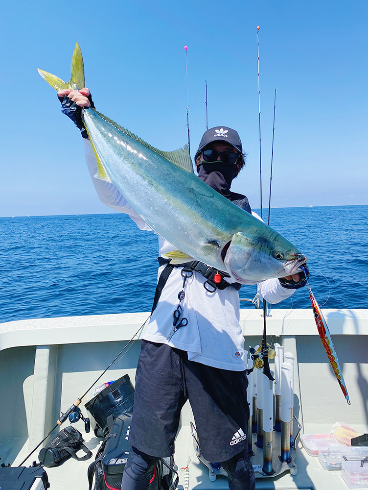 趣味の釣りで魚を釣り上げる写真