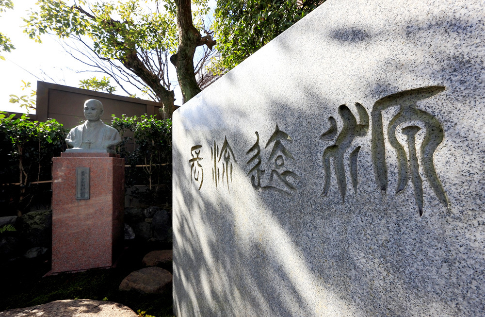 初代源蔵の胸像と「源遠流長」と刻まれた碑(写真提供:島津製作所)