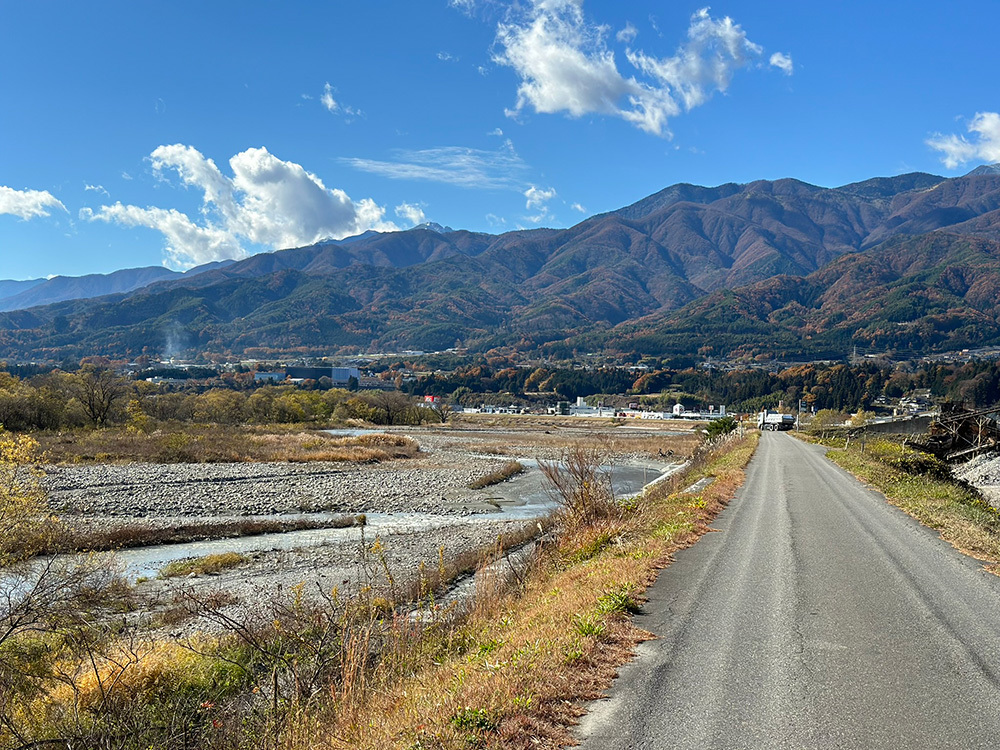 オフィスのすぐ近くを流れる三峰川（みぶがわ）。その向こうには日本アルプスの山々が連なっている。