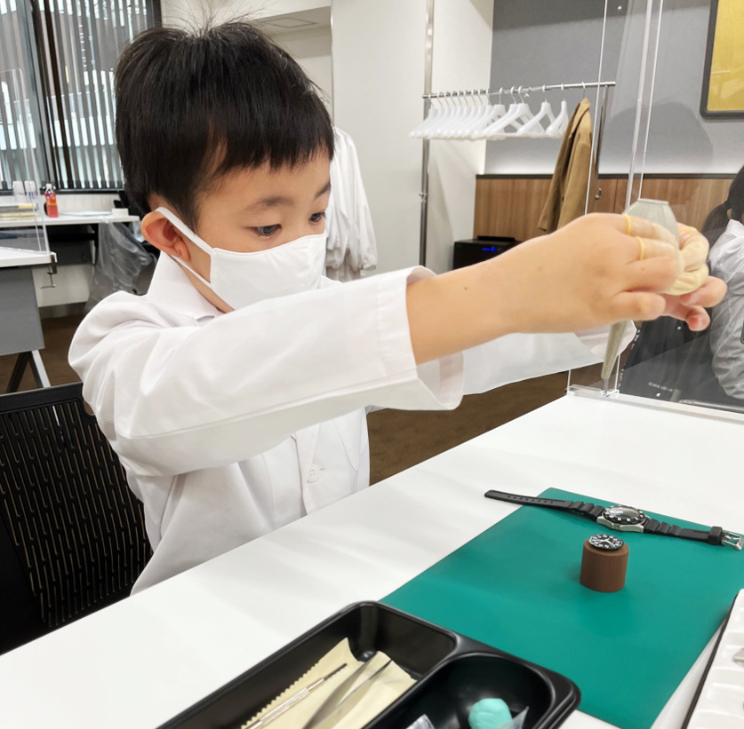 「親子でウオッチをつくろう」ワークショップの様子(筆者撮影)