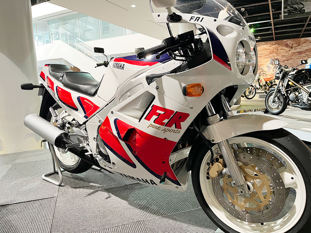 1987年製のFZR1000。1980年代中盤からのヤマハ4ストローク技術の象徴“GENESIS”思想に基づくフラッグシップモデル。新品同様のメンテナンスが施されている。(筆者撮影)