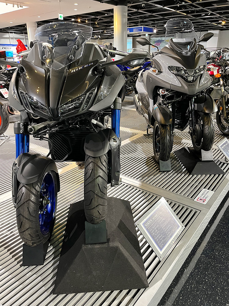 独自技術LMWを導入した同社製品。 左がNIKEN GT、右がトリシティ300(筆者撮影)