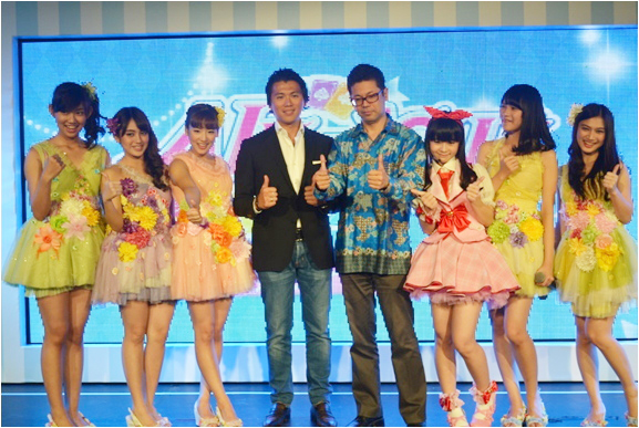 「アイカツ!」アーケードゲーム発表会で原田真史デピュティゼネラルマネジャー(右から4人目)とJKT (NNA撮影)