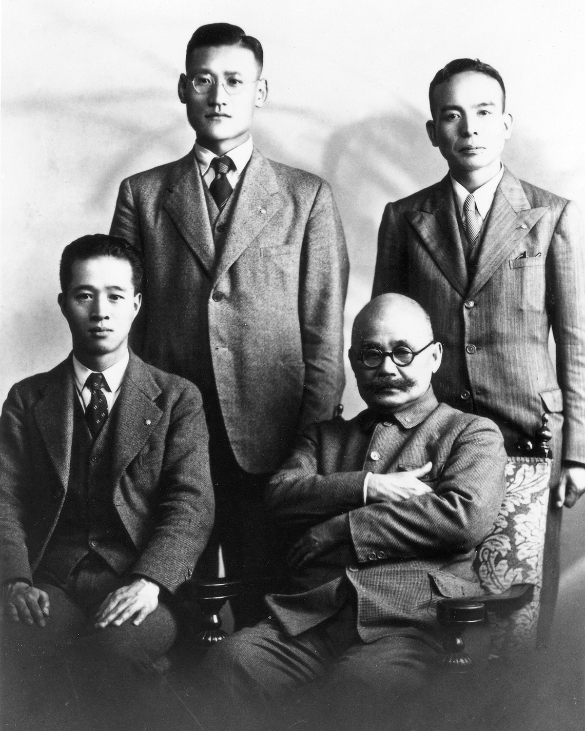 入社1年目の吉田秀雄(後列右)